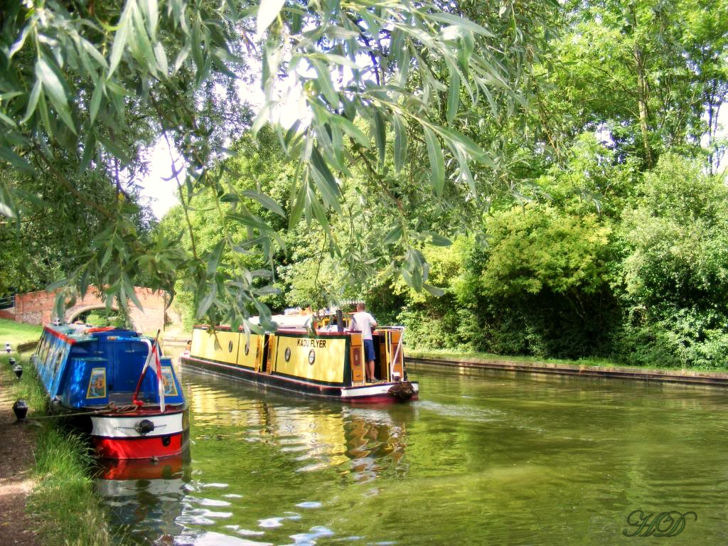 2-narrowboats-yellow-iphone5c-HD.jpg