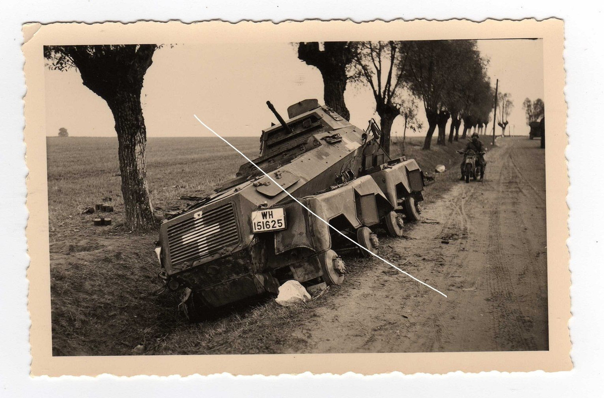 8-Rad Panzer Spähwagen zerschossen in Frankreich