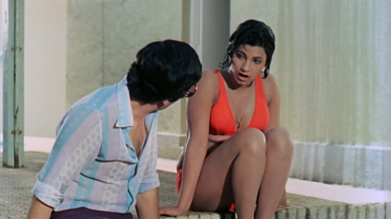 [Image: Young-Dimple-Kapadia-Hot-Bikini-Deep-Cle...5-2020.jpg]