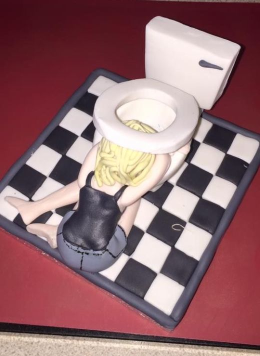 Мама решила пошутить и сделала креативный торт для дочери