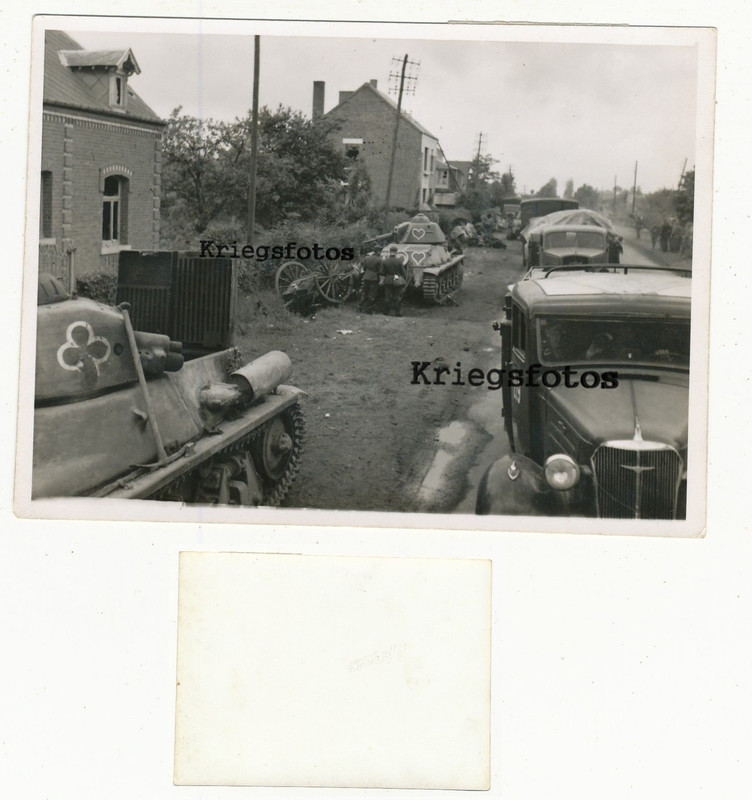 Panzer mit Zeichen am Straßenrand Lastwagen Kolo