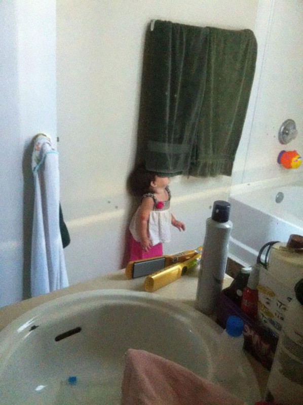 funny-kids-playing-hide-and-seek-211-605