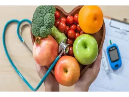 الدليل الشامل للوقاية والعلاج من التهاب الأنف والإنفلونزا صور فواكه وخضروات فى طبق على شكل قلب