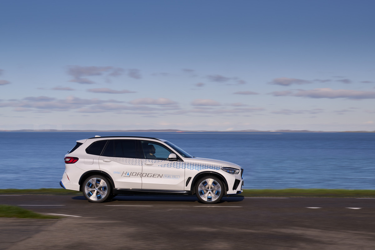 P90494382_highRes_bmw-ix5-hydrogen-on-