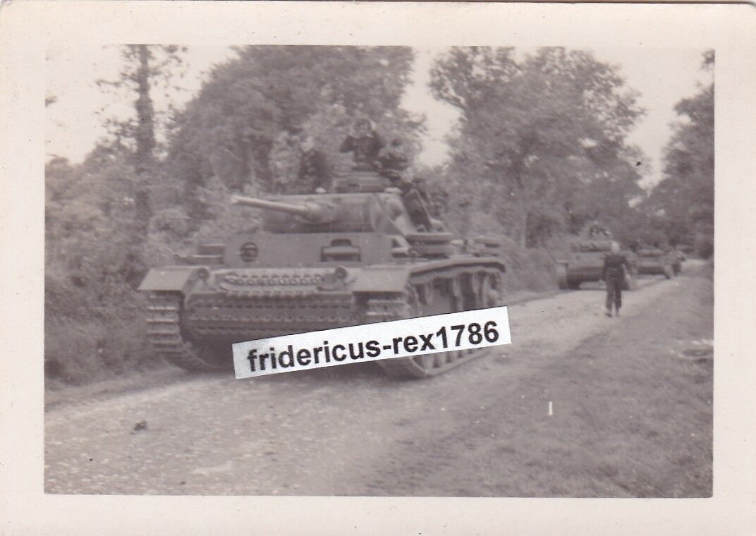 Foto Panzer Tank PzKpfw III mit Besatzung Übungsfahrt Frontfahrt