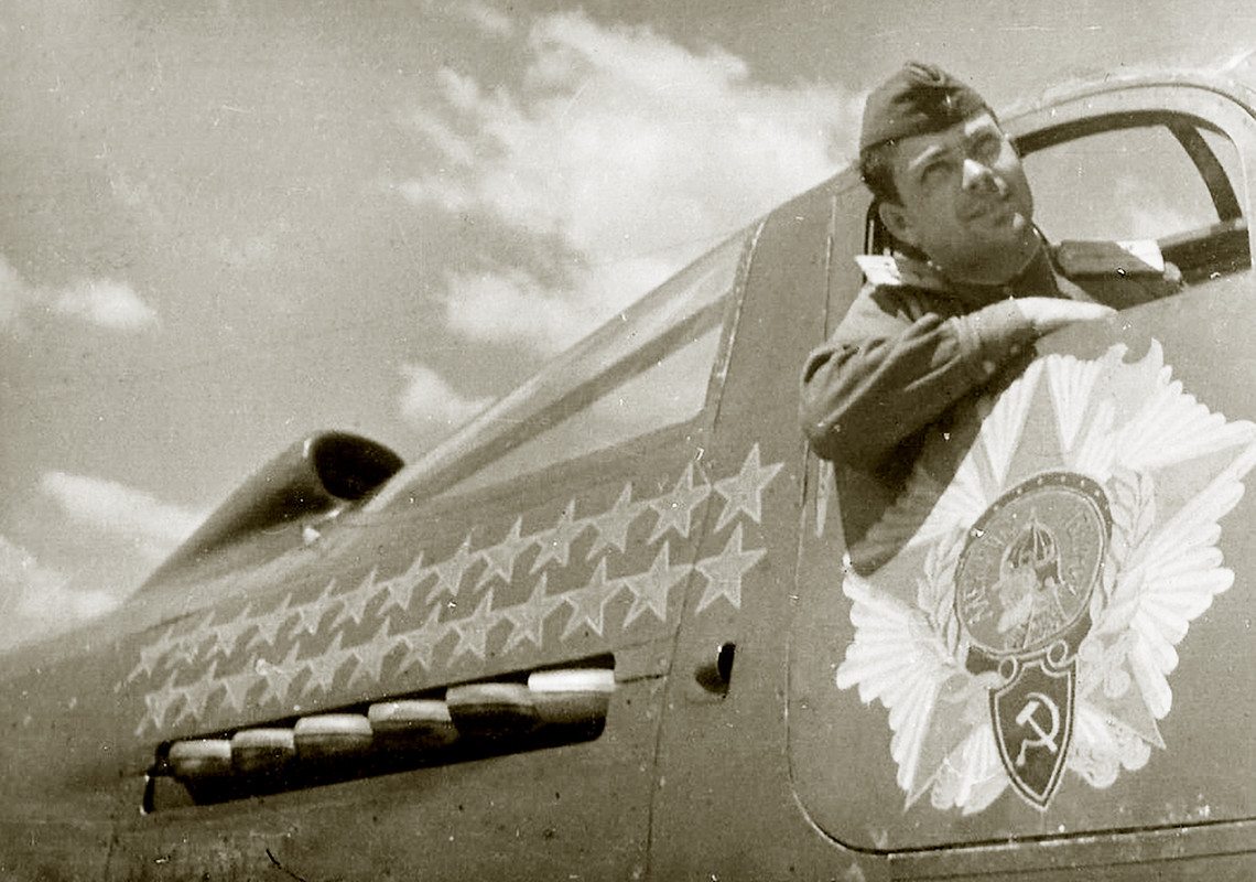 Bell-P-39N-Airacobra-69GvIAP-304IAD-White-21-Fyodor-Ivanovich-Shikunov-Ukrainian-Front-1944-02