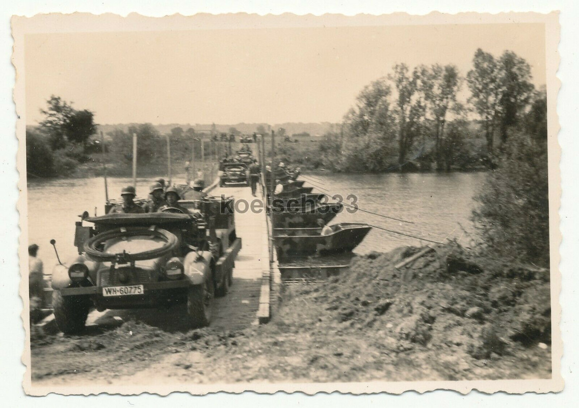 Foto Panzerjäger mit Krupp LKW Protzen auf einer Kriegsbrücke in Frankreich 1940