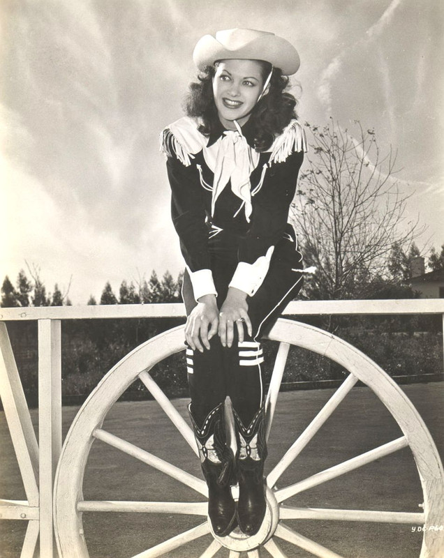 Yvonne_De_Carlo_c54