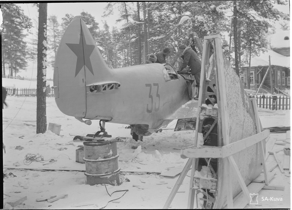 Pakkolaskun tehnyttä ryssän hävittäjää pakataan korjattavaksi lähettämistä varten. Lentokone on Lavo