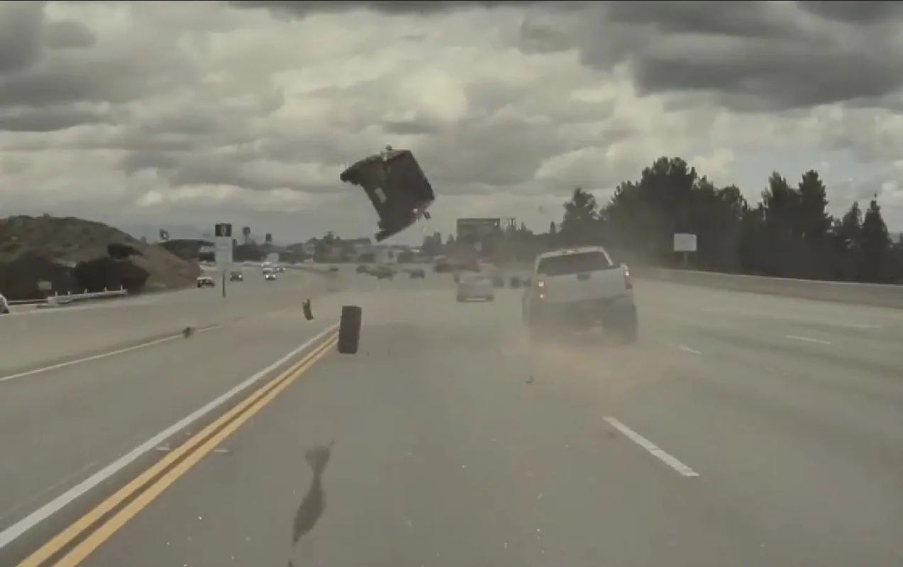 Accidente brutal captado en video: llanta se desprende y auto sale volando