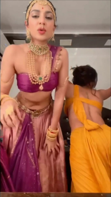Aishwarya Lekshmi Hot Rare Open Navel Show.mp4_snapshot_00.00.911