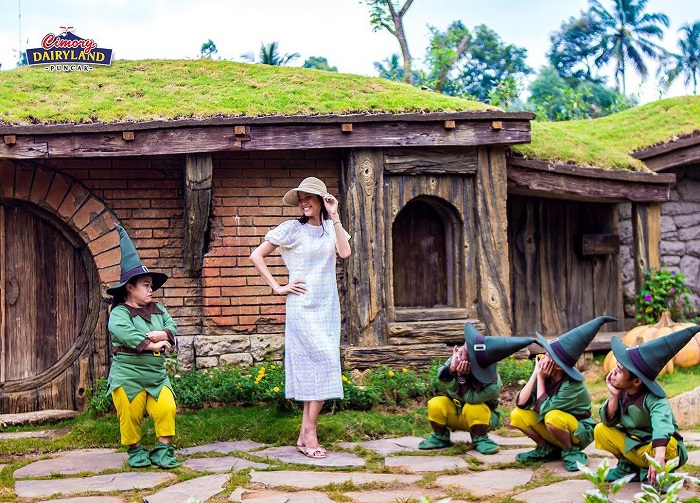 Pengunjung tengah berpose bersama para kurcaci di wahana Magic Village, Cimory Dairyland Puncak.