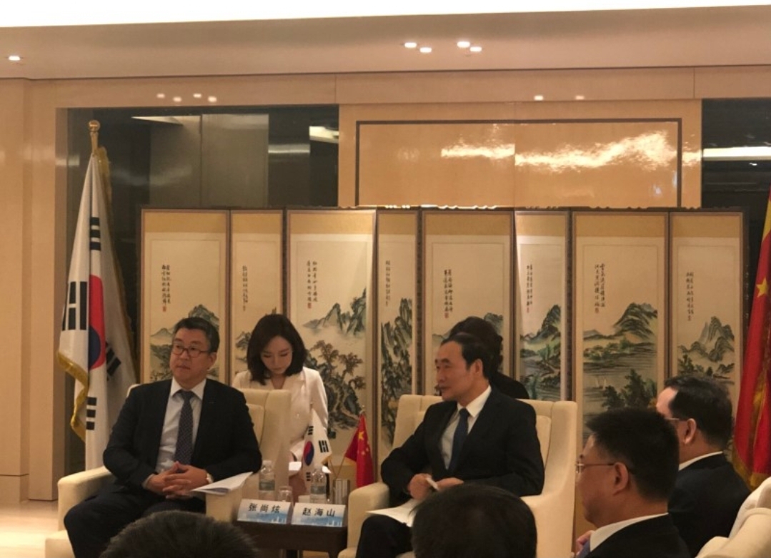 Jio Son at a business meeting.