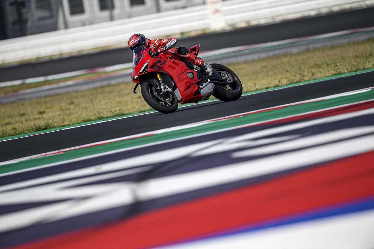 Фотографии Ducati Panigale V4 2022