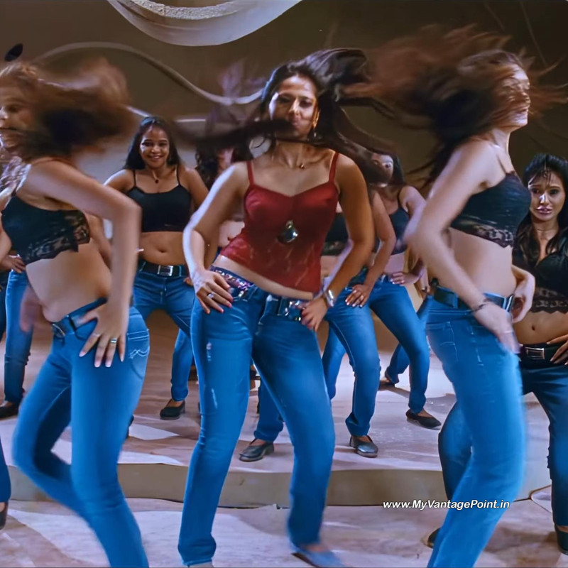 21-Anushka-Shetty-Hot-in-Singam-2-in-Kannukkulle-Song