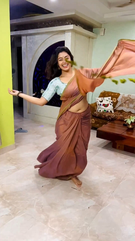 Moksha secy navel in brown saree.mp4_snapshot_00.13.801