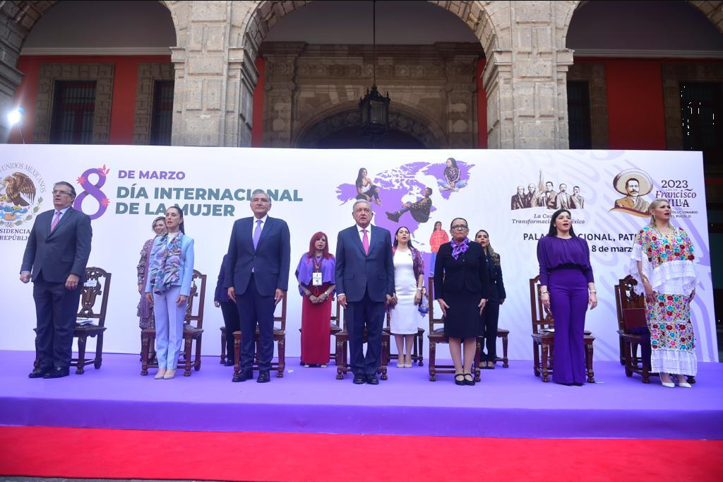 Celebran mujeres de Morena el 8M con López Obrador