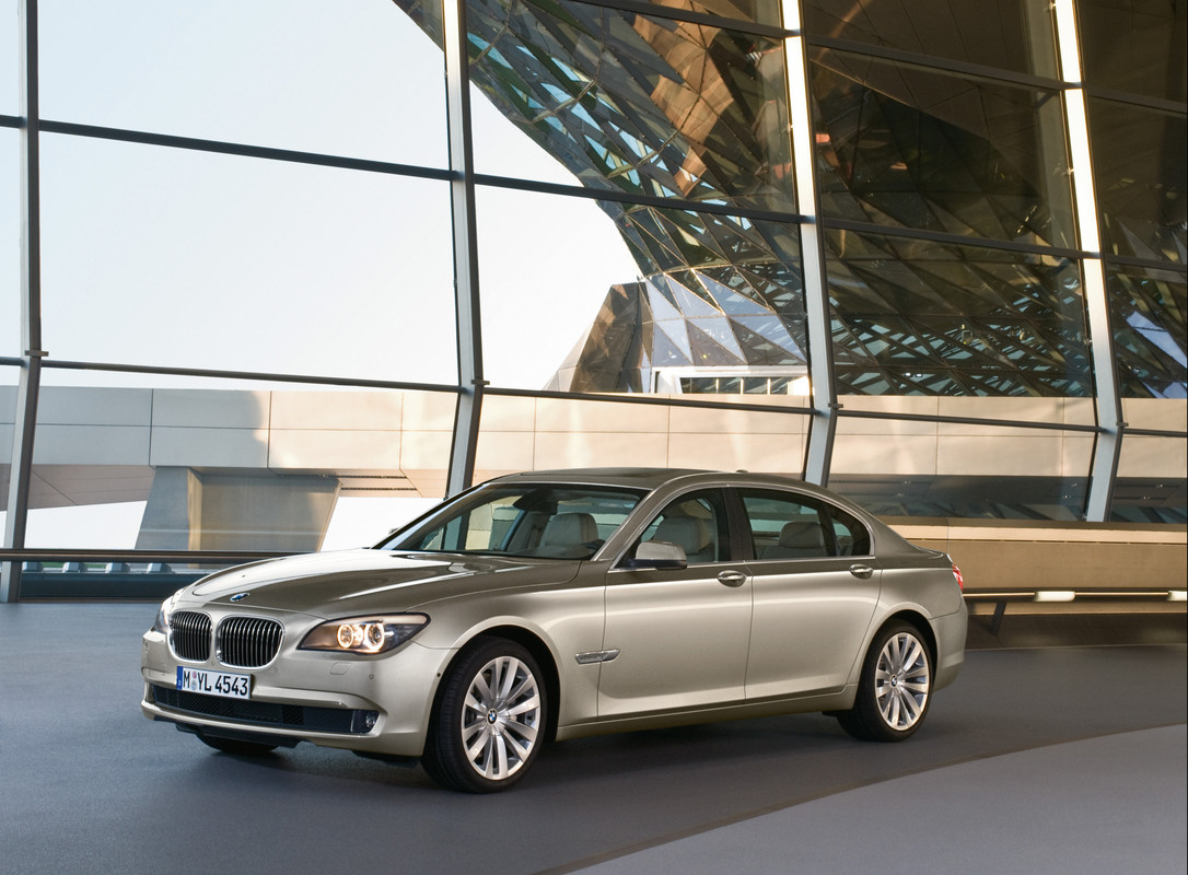 P90458354_highRes_the-new-bmw-7-series