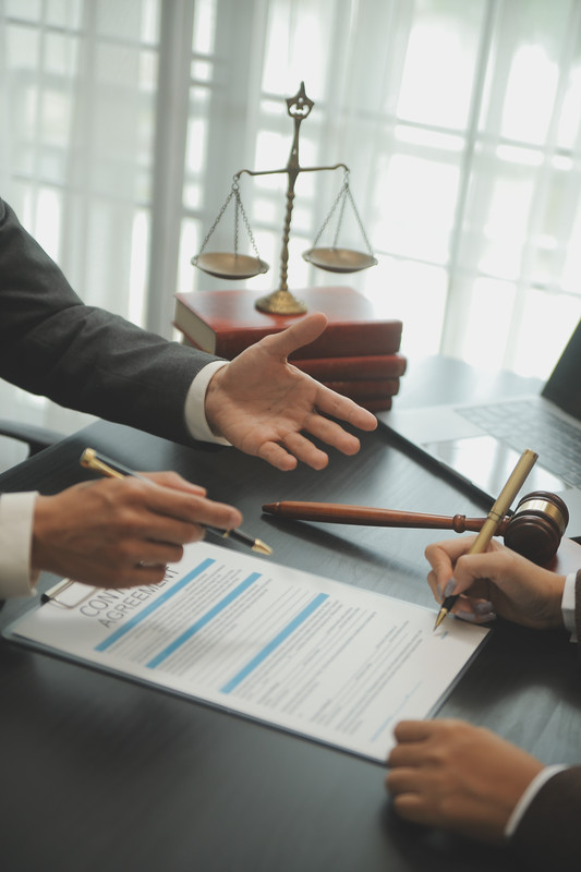 Juez martillo con abogados de justicia teniendo una reunión de equipo en un bufete de abogados