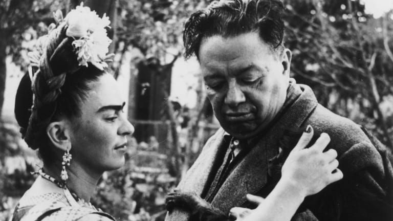 3 frida kahlo 1907 1954 pets a monkey possibly fulang chang clinging to the jacket of her husband - Diego Rivera: Biografía