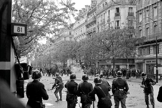 La première révolution et la répression monarchique dans les rues de Stevograd