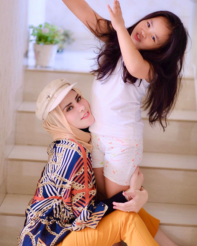 Angel Lelga dengan putrinya, Hawra
