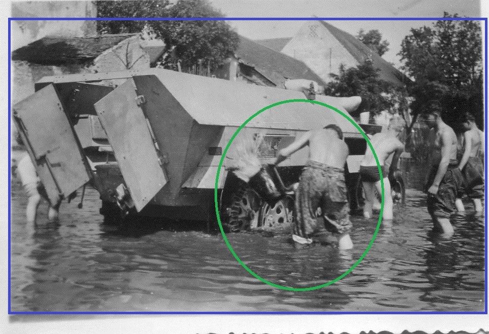 FOTO TANK Soldat mit CAMO Tarnhose wäscht Panzer-Spähwagen