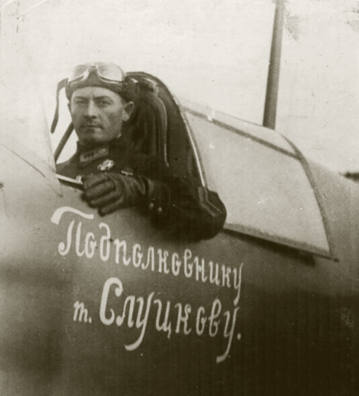 Lavochkin-La-5-unknown-unit-with-a-presentation-aircraft-given-to-a-notable-soviet-pilot-01