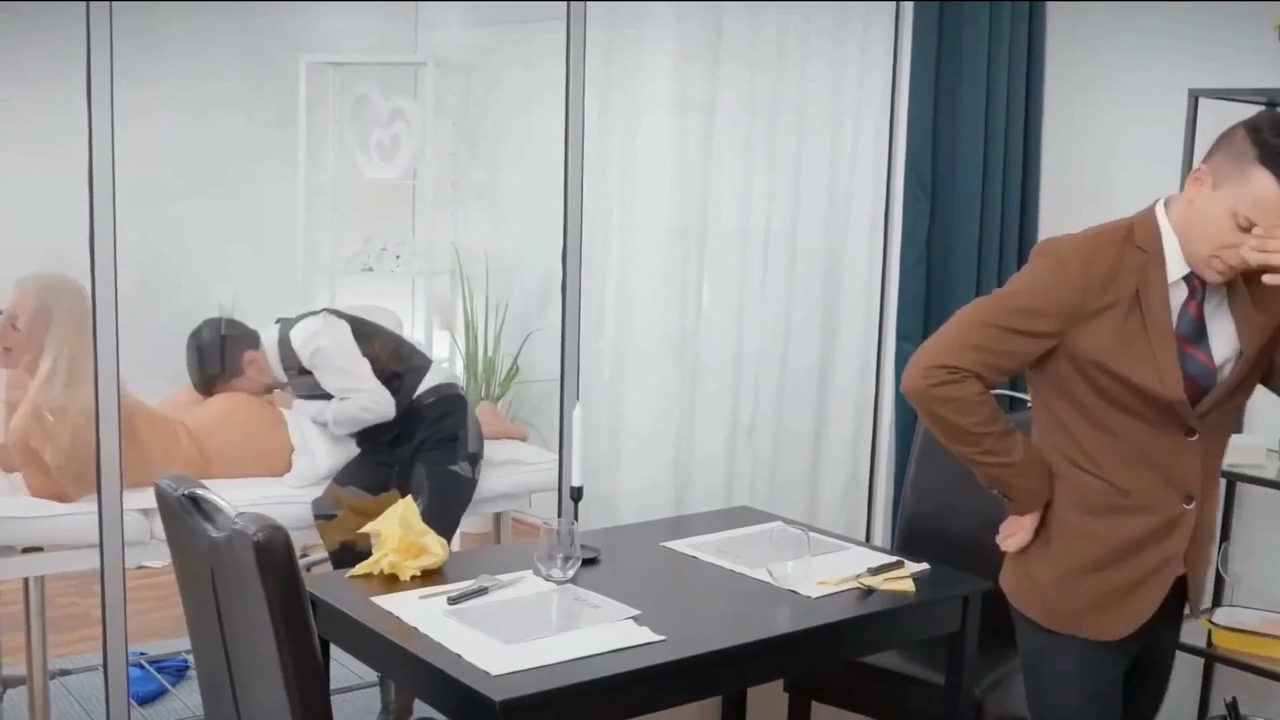 Blondie Fesser s tira al mesero que hace muy buen trabajo follando.mp4_snapshot_13.50.000