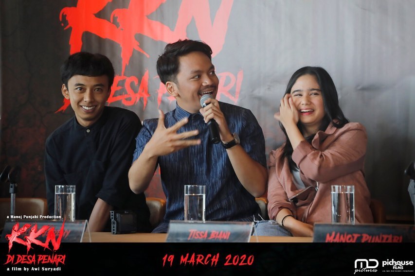 Para pemain film KKN di Desa Penari di MD Place, Setia Budi, Jakarta Selatan, Rabu (22/1/2020).