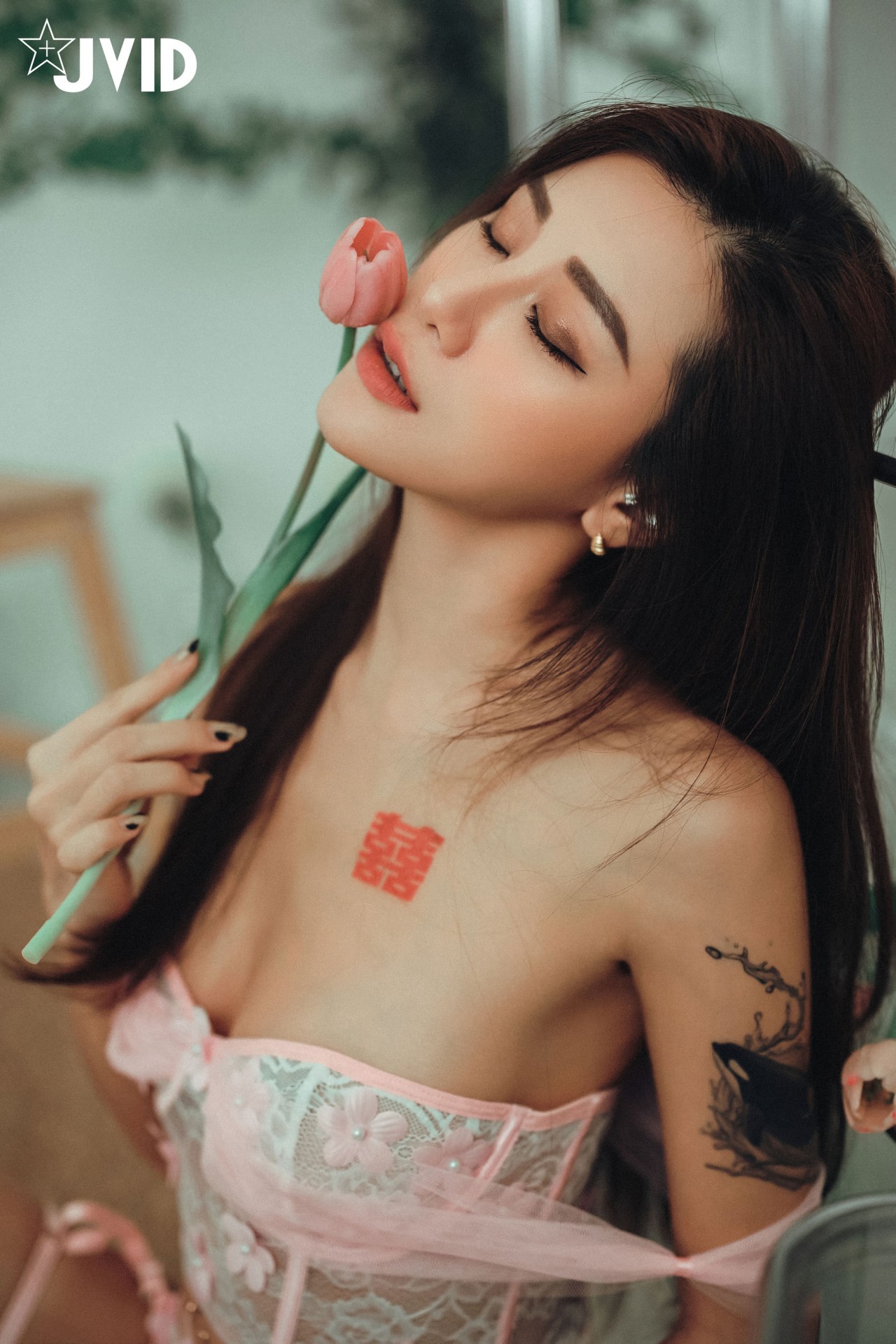 jvid写真雙囍《我の美乳室友》，沙发边的，性感与活力插图