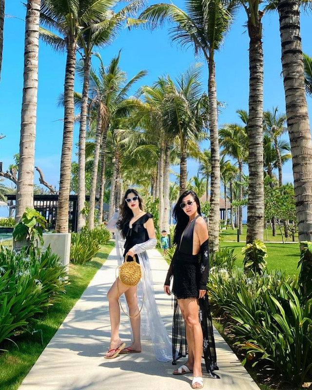 Nia Ramadhani, Theresa Wienathan