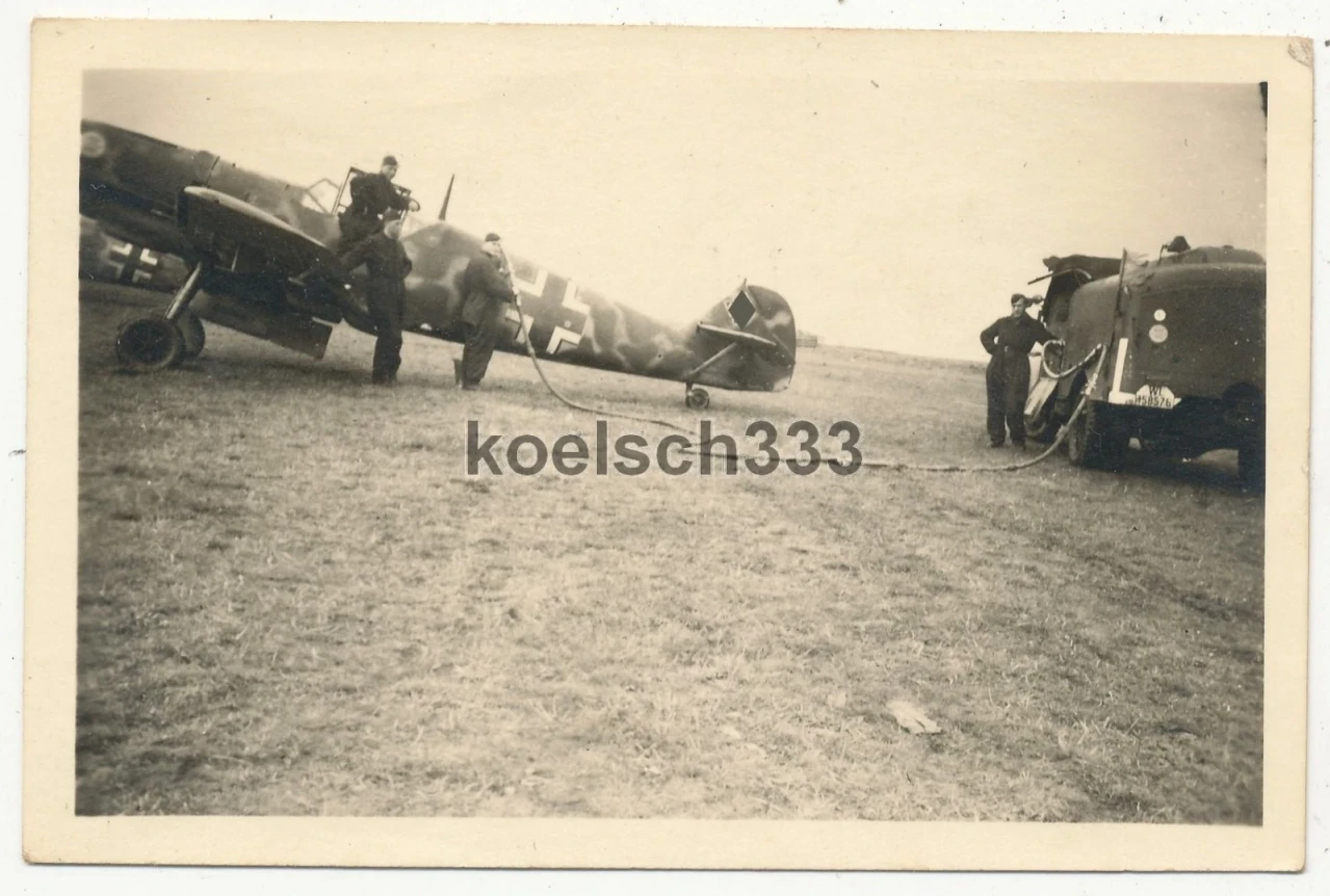 Foto Betankung eines Messerschmitt Bf 109 Flugzeug mit Bombe 2 Erg Gr JG 27