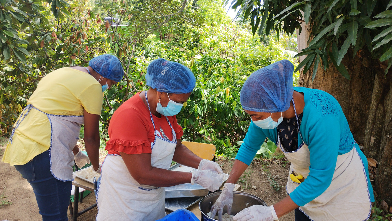 Mujeres preparando frutas para ser procesadas