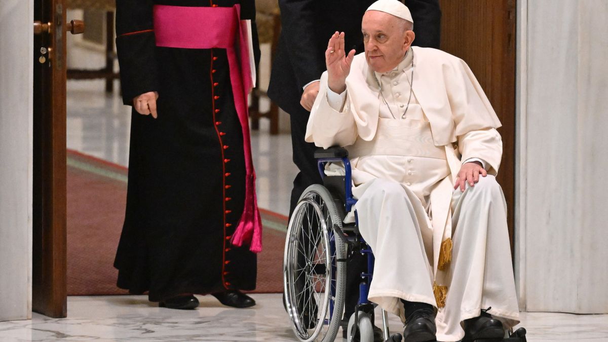 Papa Francisco cancela su agenda internacional por problemas de salud