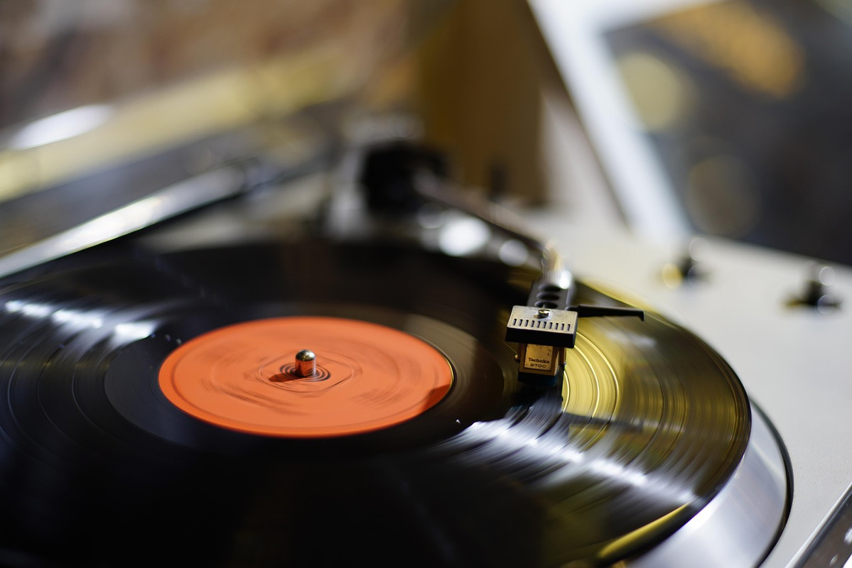 Pessoas ouvindo discos de vinil em um ambiente moderno