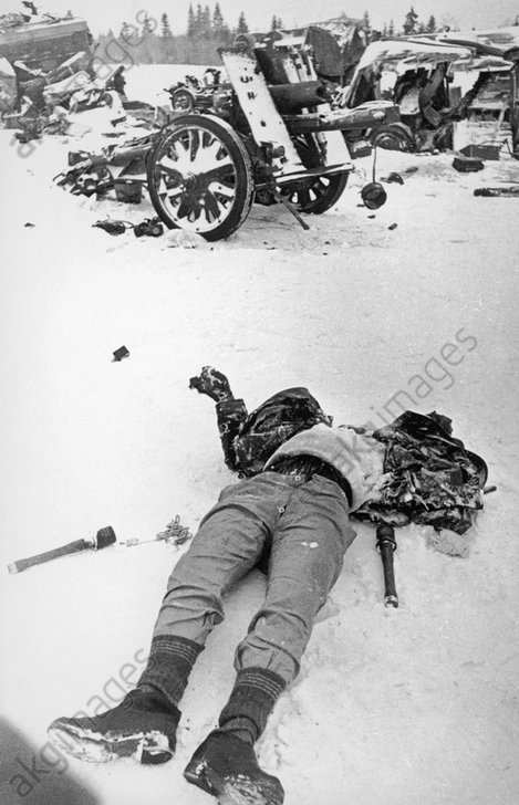 Dead soldier in the snow Photo 1941