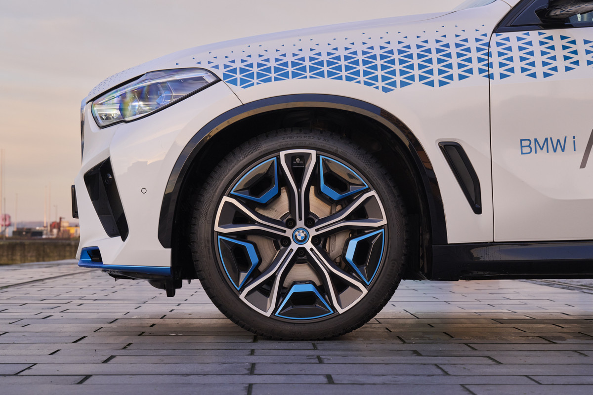 P90494433_highRes_bmw-ix5-hydrogen-on-