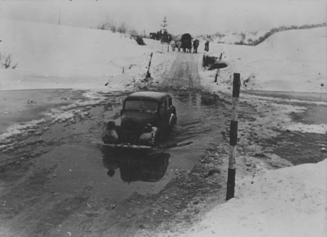 Немецкий легковой автомобиль форсирует вброд полузамерзшую речку под Ленинградом.
