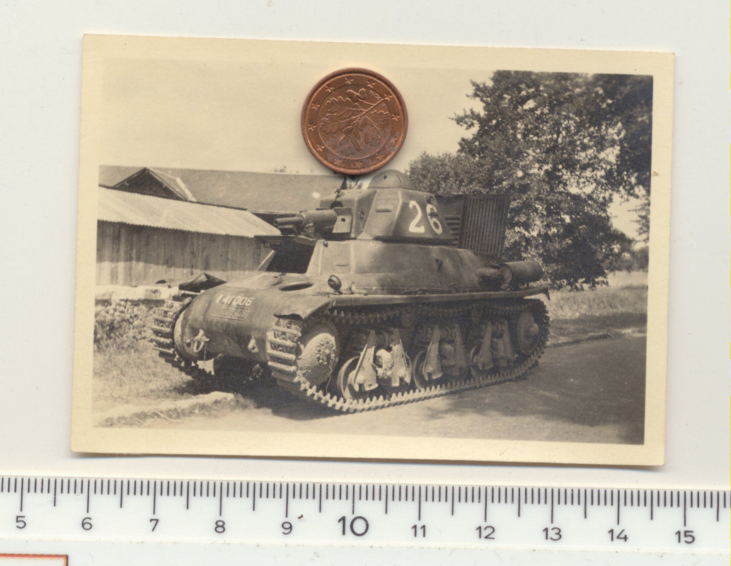 FOTO KAMERADEN MIT ZERSTÖRTEM FRANZÖSISCHEN PANZ