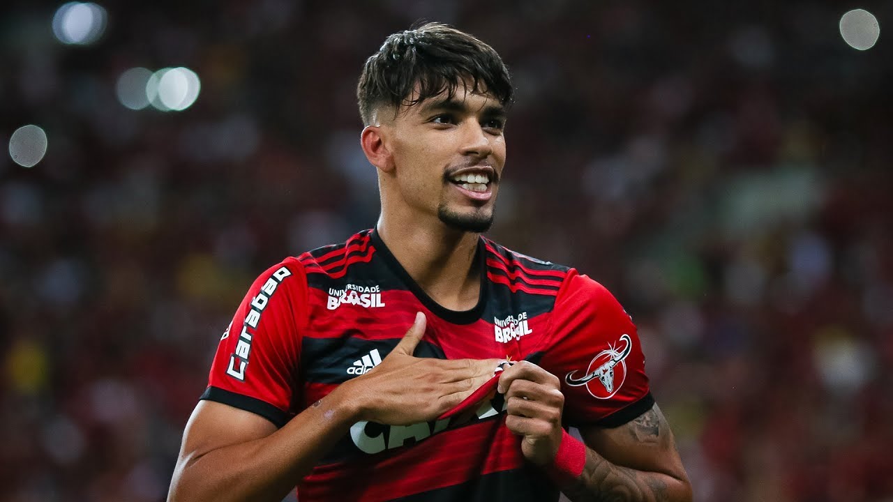 Jogadores da base comemorando