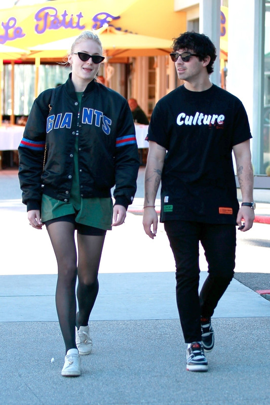 sophie-turner-shopping-in-la-12519-23