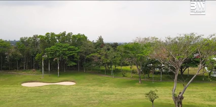 Lapangan golf di belakang rumah Momo Geisha