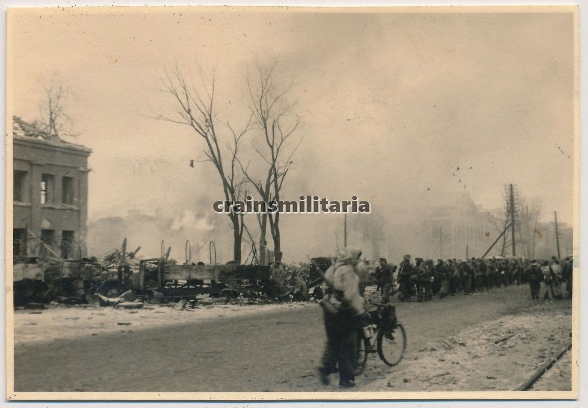 Orig. Foto brennende Gebäude Fliegerangriff b. B