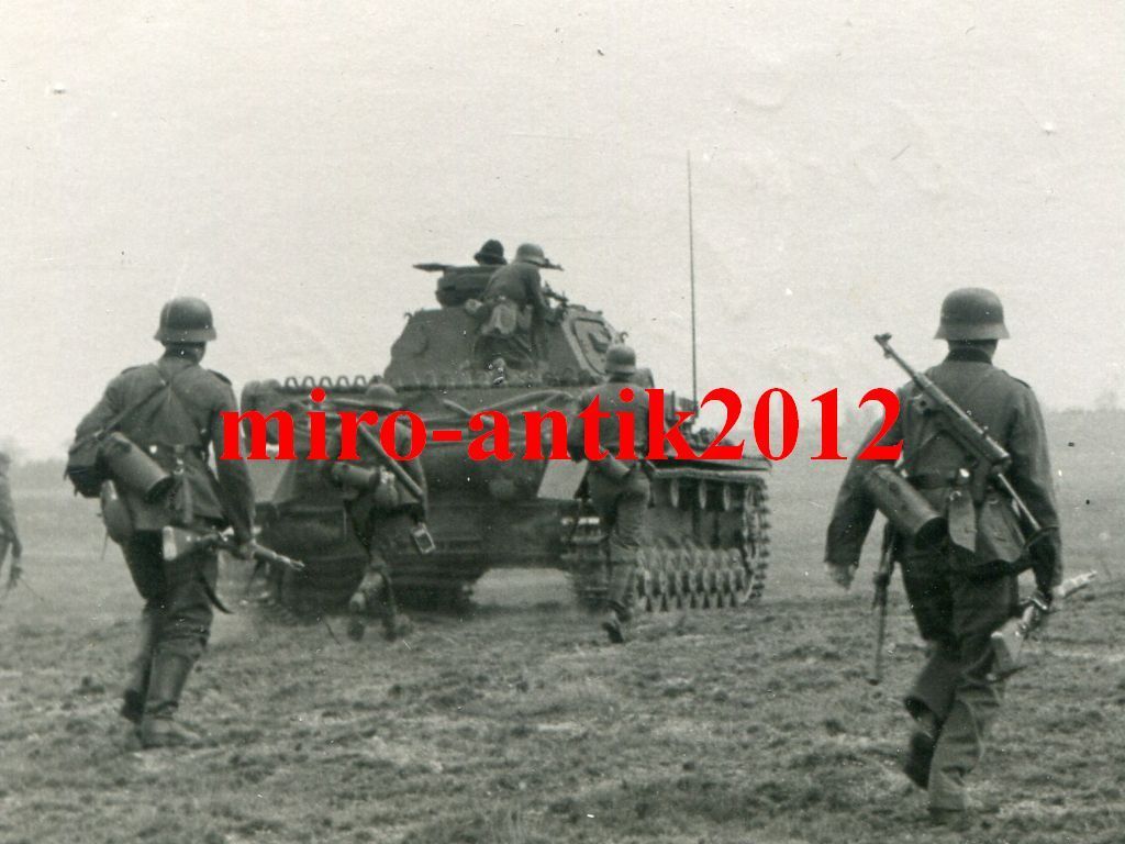 Foto, Wehrmacht, Panzer und Infanterie rücken vo