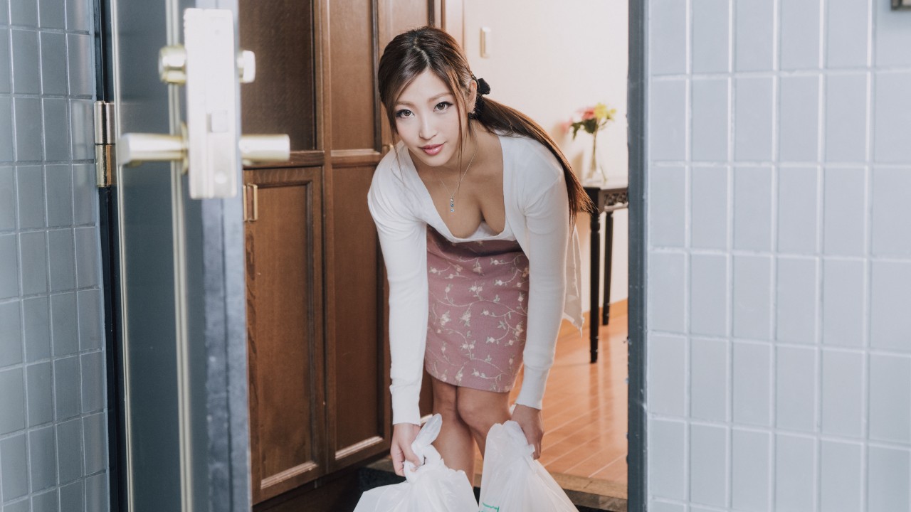 Erito – A Bone to Pick with Sexy Housewife – Emiri Momota