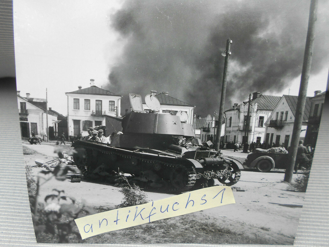 verlassener Russen-Panzer im brennenden Dorf in Rußland im 2.WK
