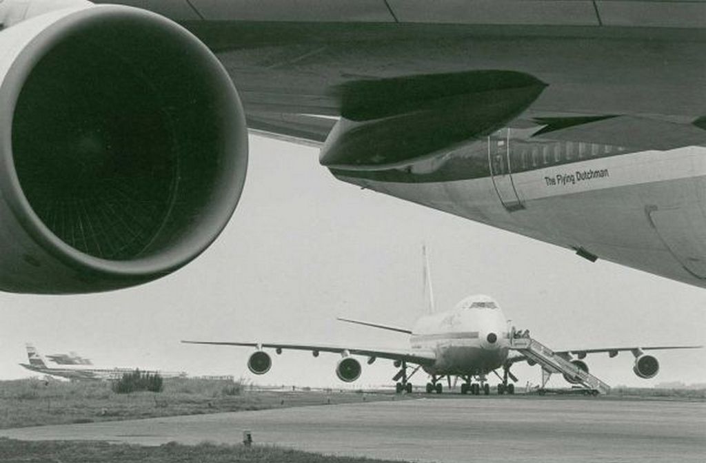 https://i.postimg.cc/xjLPQc4q/1977-marcius-27-a-pan-es-a-klm-boeing-747-es-fenykepe-korulbelul-egy-oraval-a-baleset-elott-a-teneri.jpg