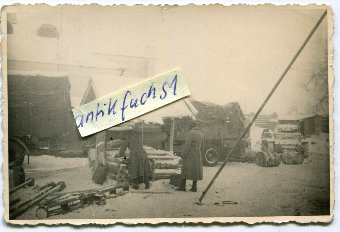 Deutscher Panzer mit Winter-Tarnanstrich in einem Dorf in Rußland