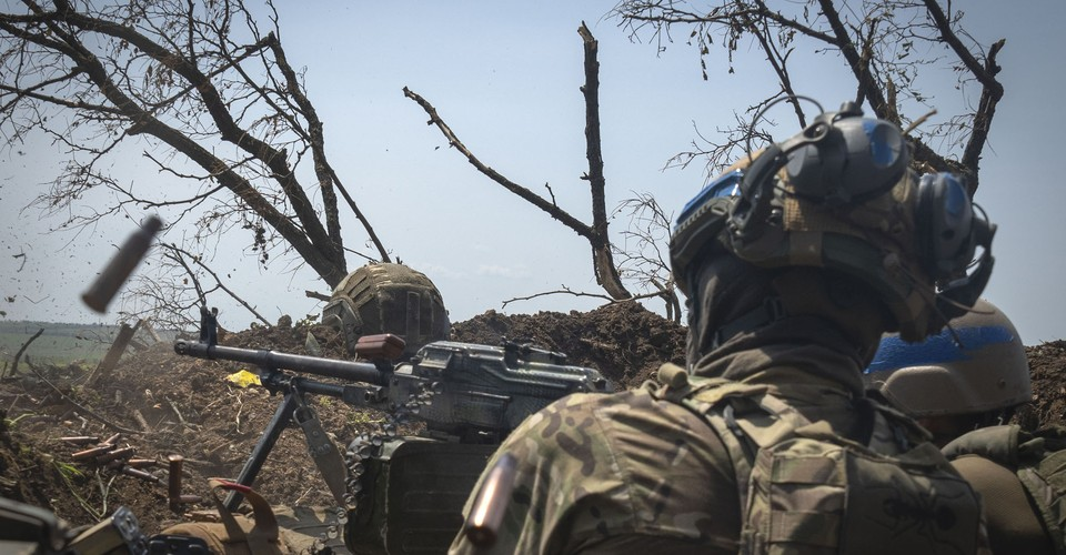 Photographie de combattants estaliens effectuant un tir de suppression à Acrik - Tribune du Peuple.